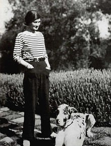 220px-Gabrielle_Chanel_en_marinière.jpg