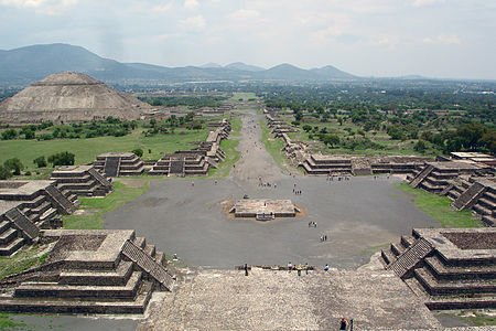 450px-View_from_Pyramide_de_la_luna.jpg