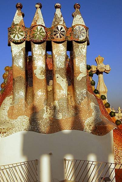 800px-Casa_batllo_chimney.jpg