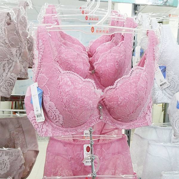 台中大里 曼黛瑪璉品牌限時特賣會 小資首選3件3折. 機能款