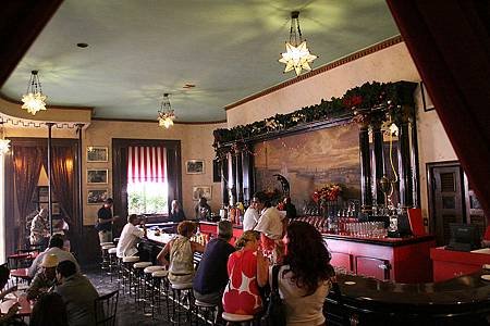 800px-Floridita_bar,_Havana,_Cuba_1.jpg