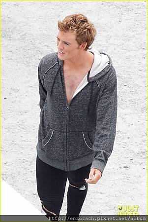 sam-claflin-jena-malone-hunger-games-catching-fire-set-02