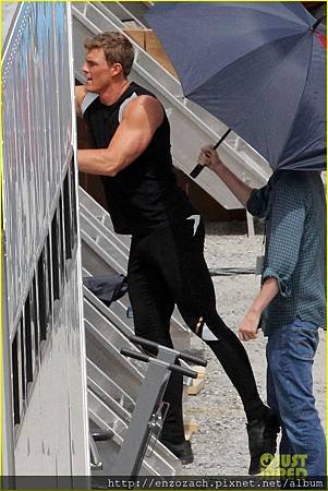 sam-claflin-jena-malone-hunger-games-catching-fire-set-06