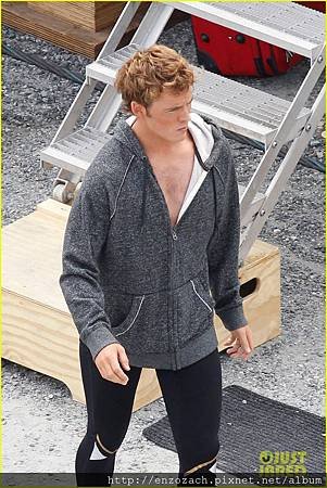 sam-claflin-jena-malone-hunger-games-catching-fire-set-12