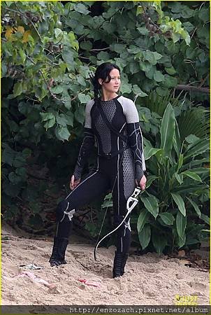 jennifer-lawrence-fish-eating-on-hunger-games-set-08