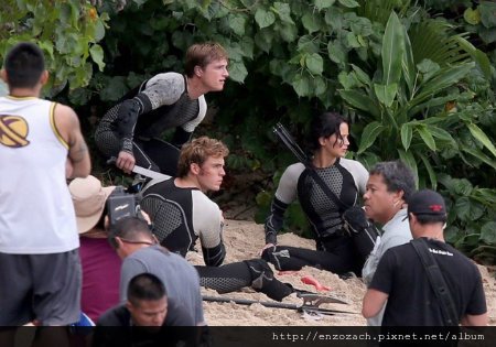 jennifer-lawrence-fish-eating-on-hunger-games-set-26-1