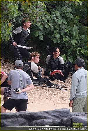 jennifer-lawrence-fish-eating-on-hunger-games-set-19