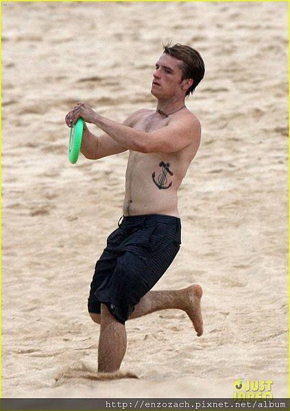 josh-hutcherson-shirtless-frisbee-01