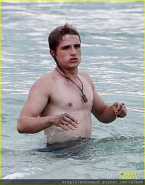 josh-hutcherson-shirtless-frisbee-02