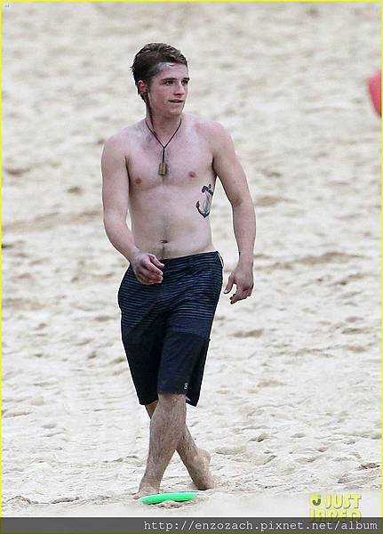 josh-hutcherson-shirtless-frisbee-03