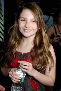 22739pcn-happening39-abigail-breslin.jpg