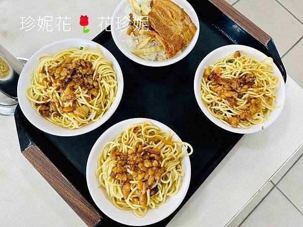 【台中｜豐原食記】豐原在地高人氣炒麵與豬血湯名店，生意好到還