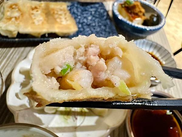 【台北｜信義食記】東湖水餃名店第二代，裝潢與擺盤有質感，餃子