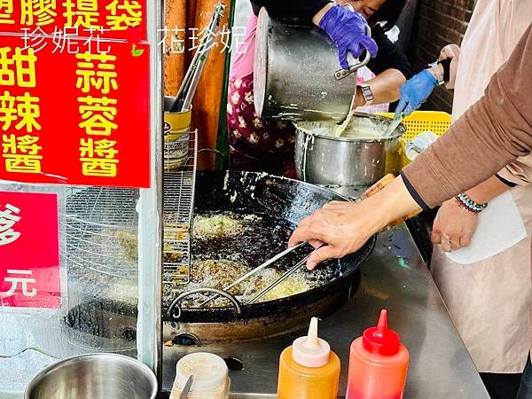 【苗栗｜通霄食記】白沙屯拱天宮前必吃的傳統美食「廟口蚵嗲」