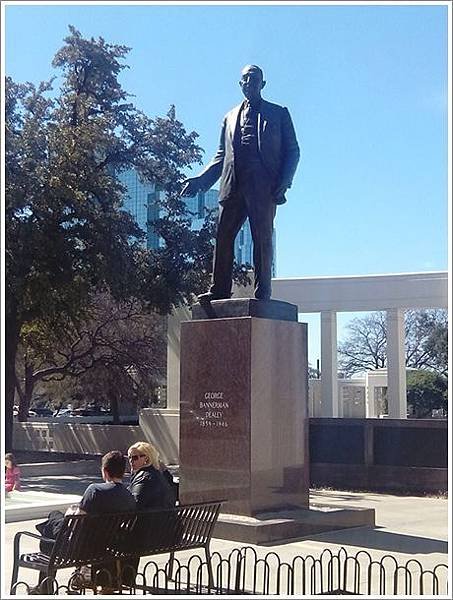 Dealey Plaza-3.jpg