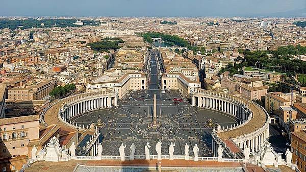 St_Peter%5Cs_Square,_Vatican_City_-_April_2007.jpg