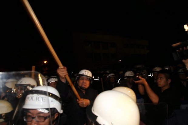江宜樺：警方以抬人、拍肩驅離民眾-2014.03.24-03.jpg
