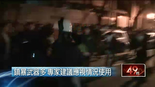 用警棍狠打未抵抗學生之暴警猙獰面目-2014.03.24-01.gif