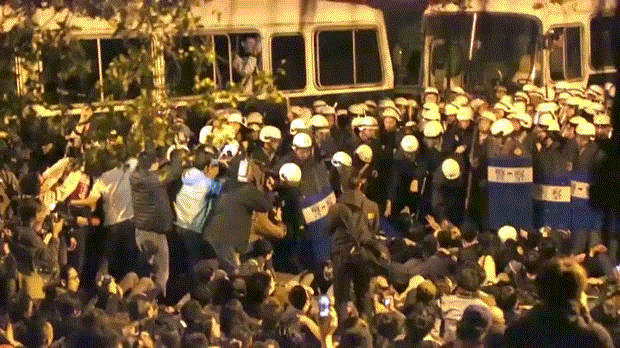 警察持警盾惡意狂歐靜坐無攻擊動作學生!!-2014.03.24-03.gif