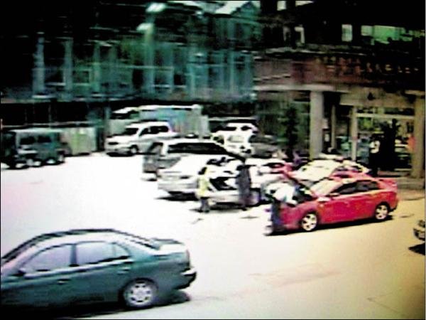 借車迎娶借到贓車 車隊開進派出所-2011.05.22-03.jpg