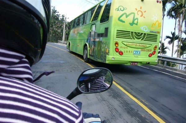 超車實錄-遊覽車算什麼，再大台也不怕