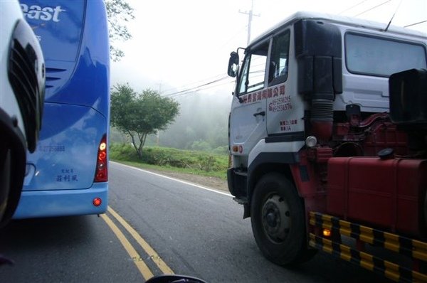 超車實錄-跟著遊覽車超大卡車，超威！