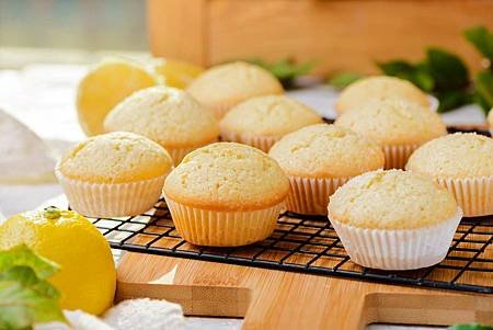 magdalenas-recipe-spanish-cupcakes-3083013-hero-01-5c6ec7f5c9e77c000151b9ba.jpg