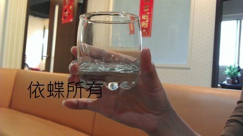 拿酒杯修.jpg