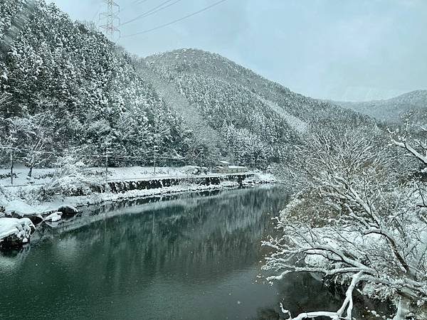 碰上日本10年一遇的最強寒流，各地暴雪交通大亂，怎麼辦? 應