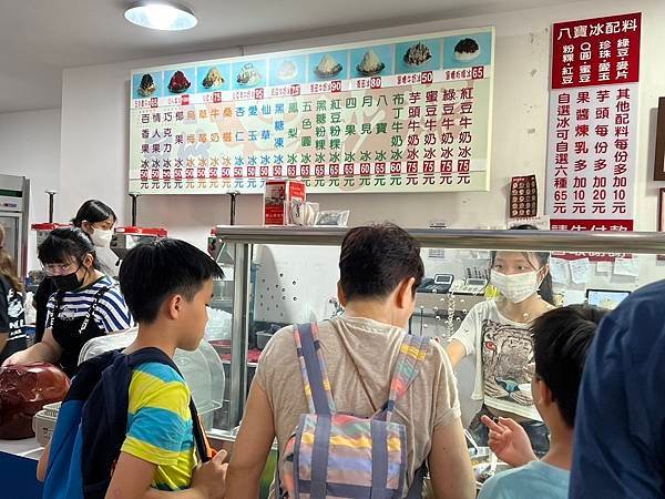 澎湖馬公市美食推薦~澎湖家竹黑砂糖冰 (CP值高，店內牆面眾
