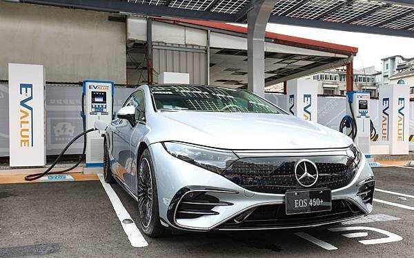 最高功率480kW充電樁實車充電_ Benz EQS.JPG