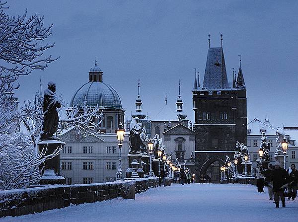 800px-Prague_charles_bridge_winter.jpg