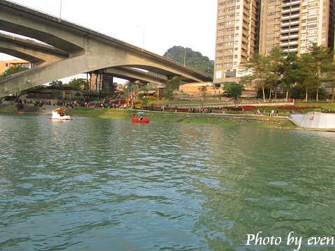 新店碧潭踩船3.jpg