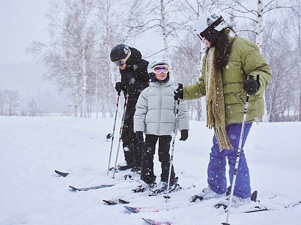〔圖三〕最強滑雪旅遊作家娜塔蝦分享「春天雪質，像是『砂糖雪』，其特性使滑雪速度較慢，能更好練習技巧，還可以避免暴衝的風險。」圖片來源：Club Med.jpg