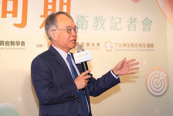 圖二、中華民國癌症醫學會陳仁熙理事長強調，免疫與標靶藥物已逐步改變全球胃癌治療趨勢，精準個人化治療為病友帶來嶄新的曙光。.JPG