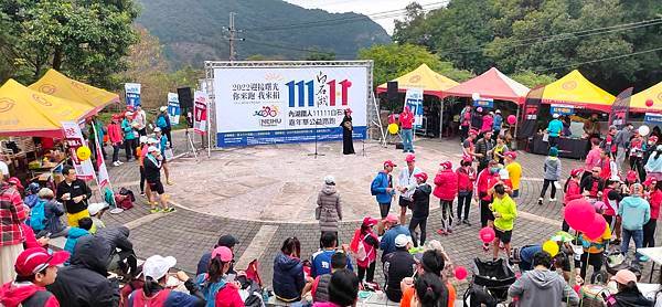 永慶房屋除了提供所需帳篷之外，永慶的同仁也主動報名參加，一起運動做愛心，幫助需要的族群。.jpg