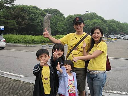 在OUTLET雨超大,到了奧林匹克紀念公園(雕刻公園)雨停了-32.JPG