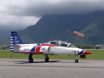 AT-3  自強號教練攻擊機