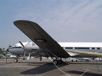 C-118 舉重霸王式運輸機