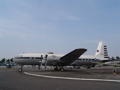 C-118 舉重霸王式運輸機