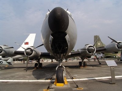 C-118 舉重霸王式運輸機