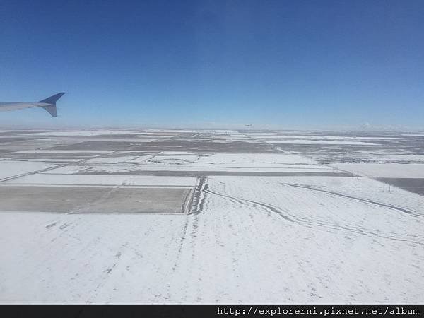 Denver，對面看到一架飛機呢