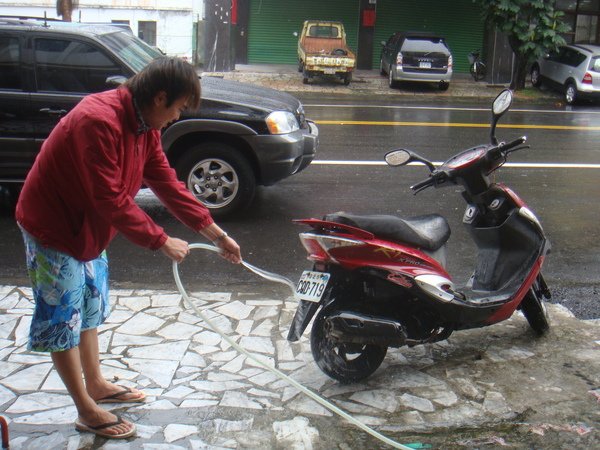 昨天車太髒,出發前洗一下車