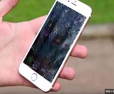 手都凍僵了  手機沒拿穩 直接把蘋果iPhone7 摔成蜘蛛