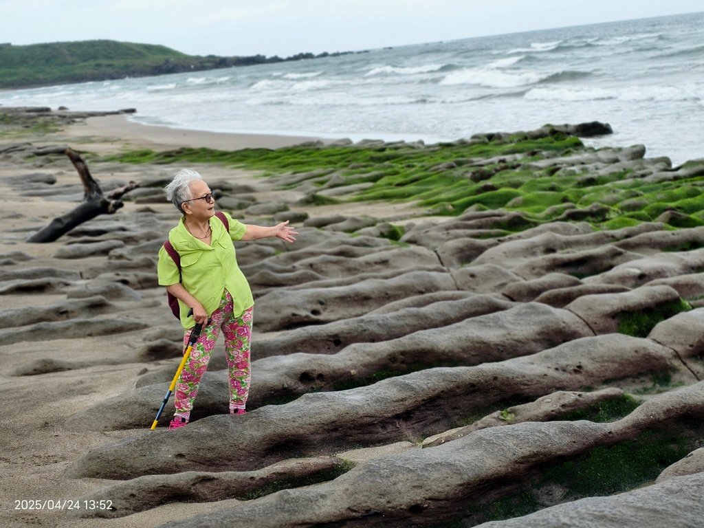 環保阿嬤長子長媳三人到***老梅「綠石槽」賞季節限定版奇景(
