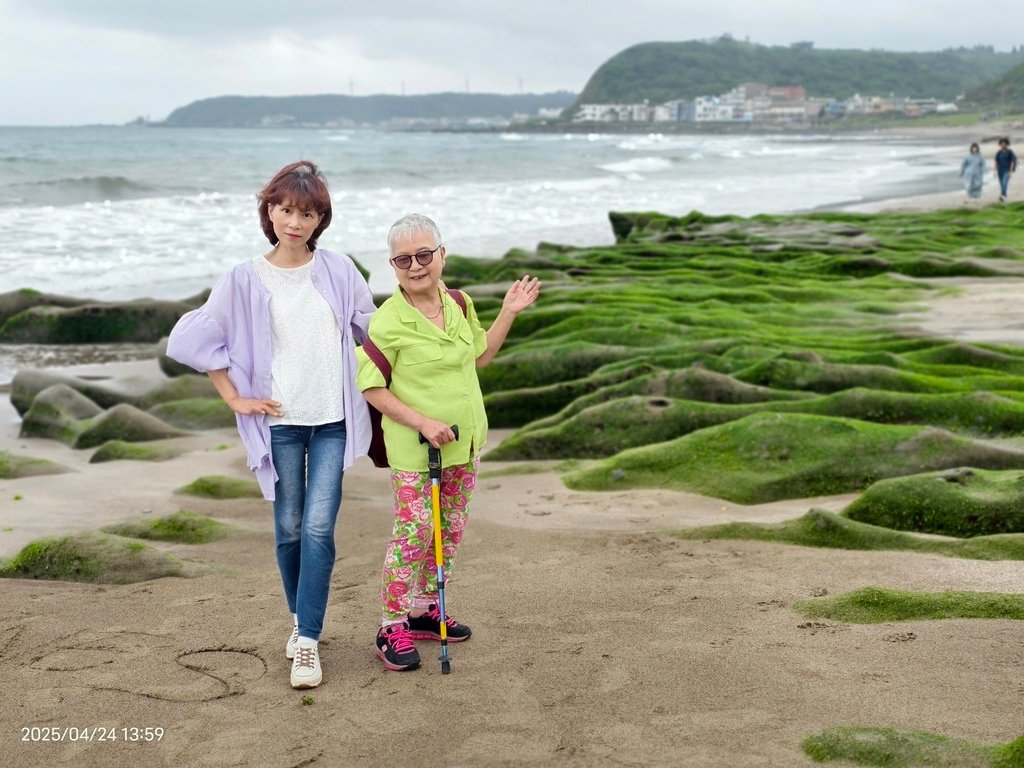 環保阿嬤長子長媳三人到***老梅「綠石槽」賞季節限定版奇景(