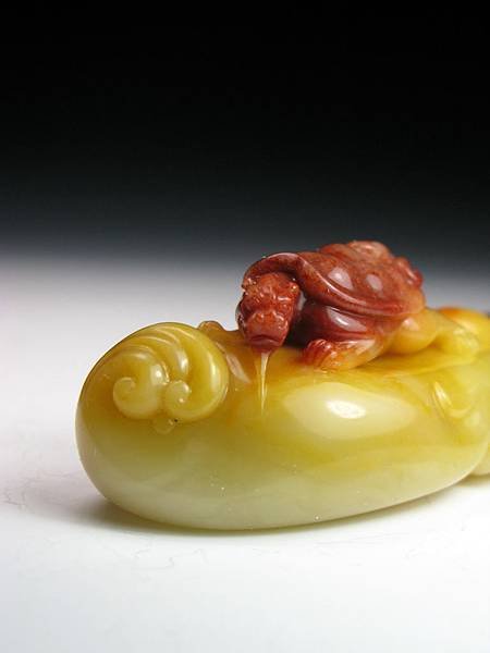 三色芙蓉巧雕龍龜把件-7