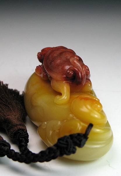 三色芙蓉巧雕龍龜把件-9