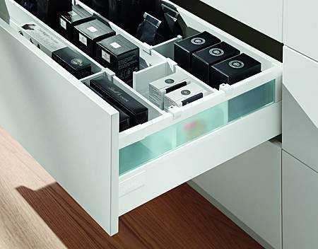 Blum_box1833_816.jpg