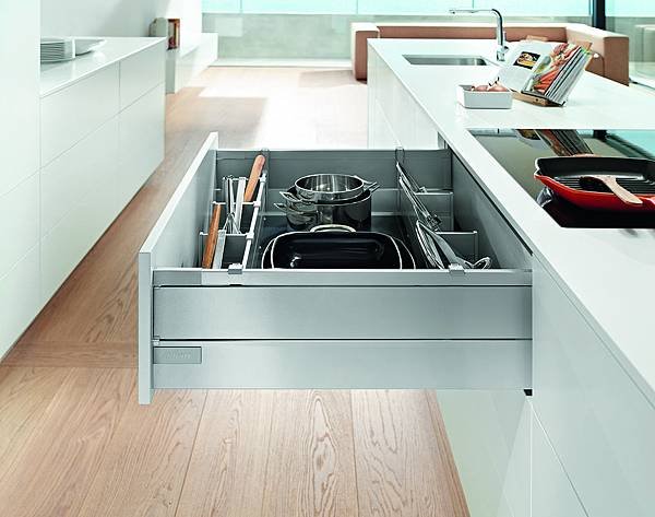 Blum_box1834_820.jpg